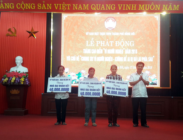 Đồng chí Lê Văn Phúc, Ủy viên Ban Thường vụ Tỉnh ủy, Bí thư Thành ủy Đồng Hới trao hỗ trợ 3 hộ nghèo xây nhà Đại đoàn kết.