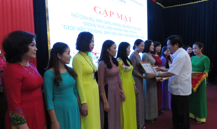 Đồng chí Trần Đình Nhân, Phó Giám đốc Sở GD-ĐT trao thưởng cho những nữ nhà giáo tiêu biểu của phong trào thi đua ‘‘Giỏi việc trường, đảm việc nhà”.