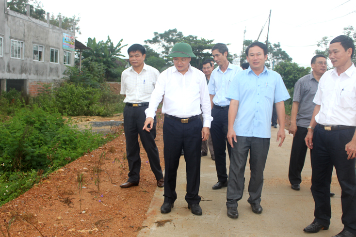 Đồng chí Lê Minh Ngân, Phó Chủ tịch UBND tỉnh kiểm tra hệ thống đường giao thông nông thôn tại xã Cự Nẫm (Bố Trạch). 