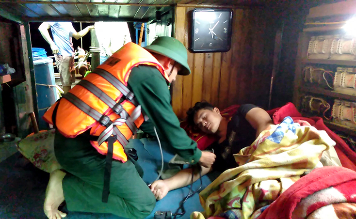 Quân y của BĐBP đã kịp thời khám, kiểm tra sức khỏe cho thuyền viên gặp nạn.