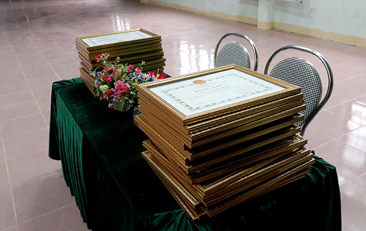 Những tấm bằng khen của các gia đình có công tại hội trường UBND xã Sơn Trạch, huyện Bố Trạch.