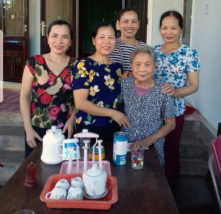 Hội Phụ nữ phường Nam Lý (TP. Đồng Hới) trao quà cho hội viên phụ nữ có hoàn cảnh khó khăn trên địa bàn.