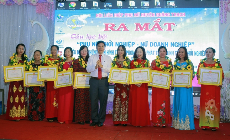 Đại diện lãnh đạo huyện Quảng Trạch trao giấy khen cho các tập thể và cá nhân điển hình.