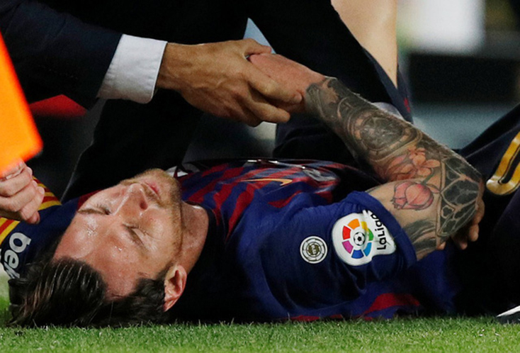 Messi đau đớn nằm trên sân sau pha va chạm với Franco Vazquez - Ảnh: REUTERS