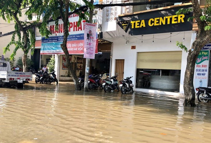 Nhiều cửa hàng trên đường Lý Tự Trọng, quận Ninh Kiều, Cần Thơ bị ngập sâu do triều cường đầu tháng 10. (Ảnh: Thanh Sang/TTXVN)
