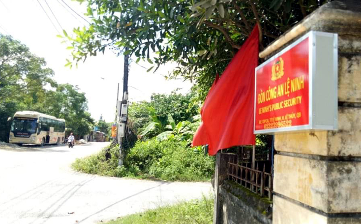 Văn phòng được nhà xe Hưng Long lập gần cổng Đồn Công an Lệ Ninh, huyện Lệ Thủy để bán vé, dừng đỗ đón khách sai quy định.