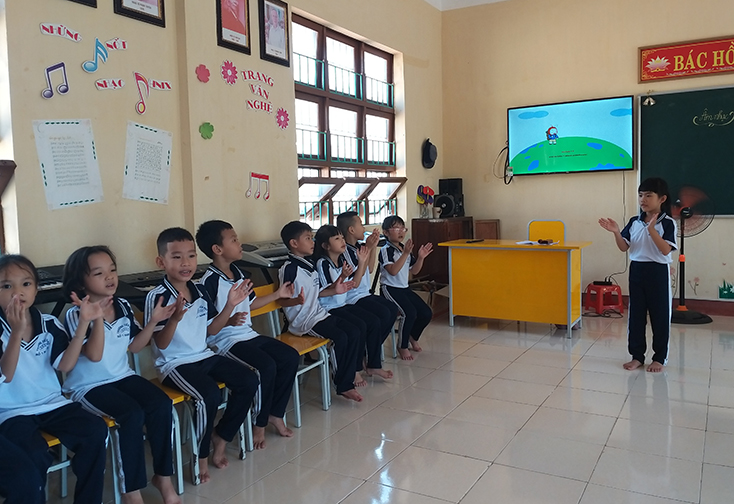 Phòng học âm nhạc của Trường tiểu học số 1 Nam Lý được lắp đặt tivi 49inch do Công ty TNHH Bảo Minh Phát tài trợ. 