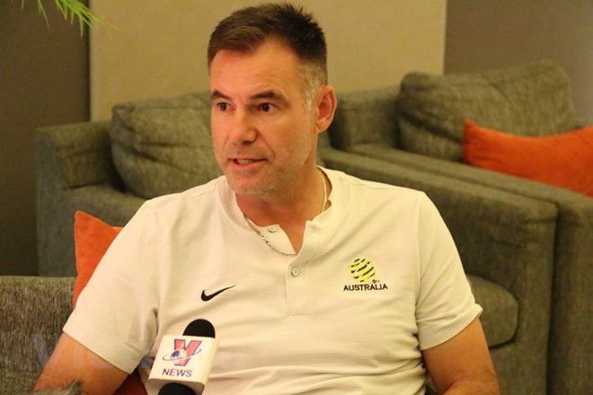 Huấn luyện viên U19 Australia trả lời phỏng vấn của phóng viên. (Ảnh: Hải Ngọc/Vietnam+)