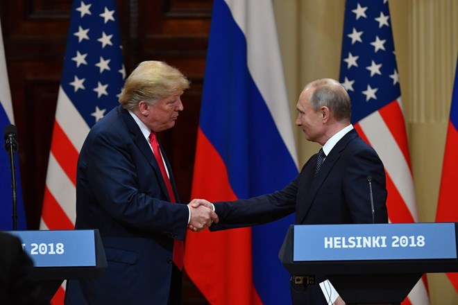 Tổng thống Nga Vladimir Putin (phải) và Tổng thống Mỹ Donald Trump tại Hội nghị thượng đỉnh ở Helsinki, Phần Lan ngày 16-7-2018 (Ảnh: AFP/TTXVN)