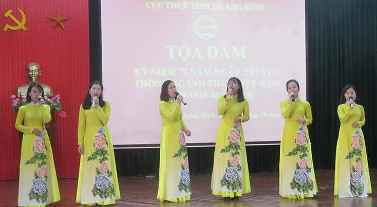 Đội văn nghệ nữ văn phòng cục Thuế Quảng Bình.