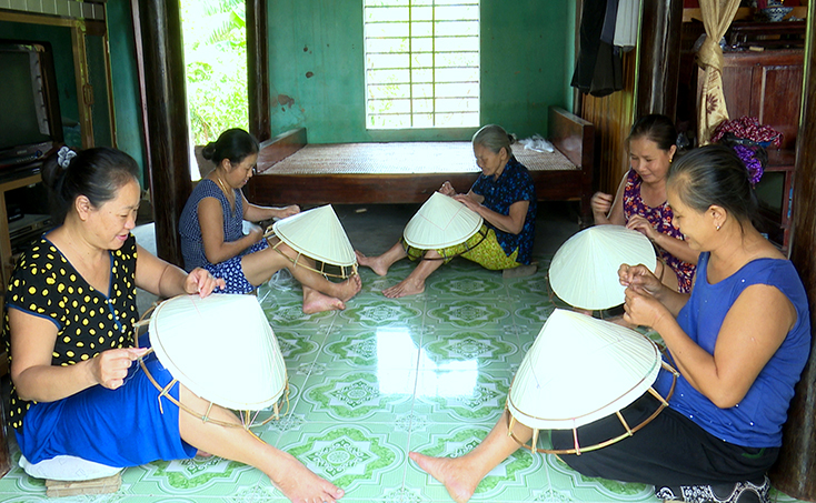 Hội Phụ nữ xã Quảng Tân nỗ lực củng cố và duy trì các mô hình may và thu mua nón lá.