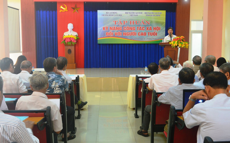 Đồng chí Nguyễn Tiến Hoàng, TUV, Phó chủ tịch UBND tỉnh phát biểu tại lớp tập huấn.