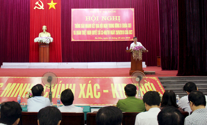 Đồng chí Trần Thắng, Bí thư Thị ủy Ba Đồn thông báo nhanh kết quả Hội nghị Trung ương 8 (khoá XII).