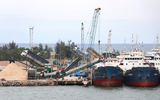 Các tàu hàng cập Cảng biển Cửa Việt ở Quảng Trị để nhận hàng hóa. (Ảnh: Nguyên Lý/TTXVN)