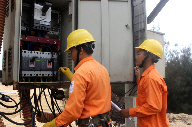 Công nhân Điện lực Bố Trạch kiểm tra chỉ số sử dụng điện.