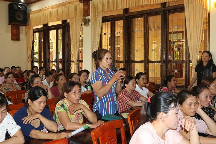  NLĐ ở Công ty cổ phần Việt Trung hỏi về chính sách, pháp luật BHXH, BHYT tại buổi đối thoại với BHXH tỉnh. 
