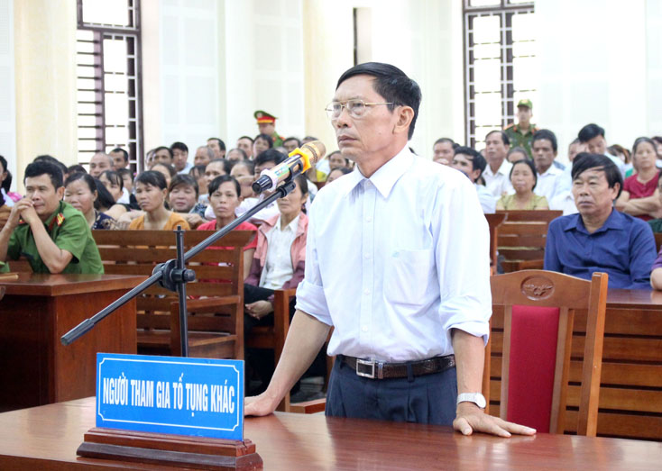 Ông Hoàng Văn Đức, nguyên Chủ tịch UBND xã Hoàn Trạch bị khởi tố với hai tội danh: “Vi phạm các quy định về quản lý đất đai”, “Thiếu tinh thần trách nhiệm gây hậu quả nghiêm trọng”