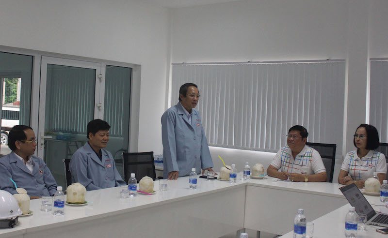 Đồng chí Bí thư Tỉnh uỷ chuyện trò với ông Somthad Buntaphan, Tổng giám đốc Công ty Buntaphan và các thành viên