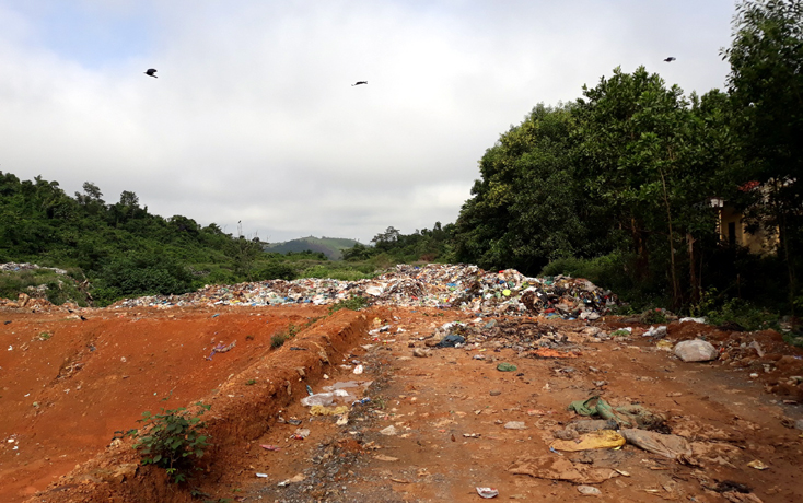 Rác thải được đổ bừa bãi ngay trên tuyến đường trong khu vực bãi rác.