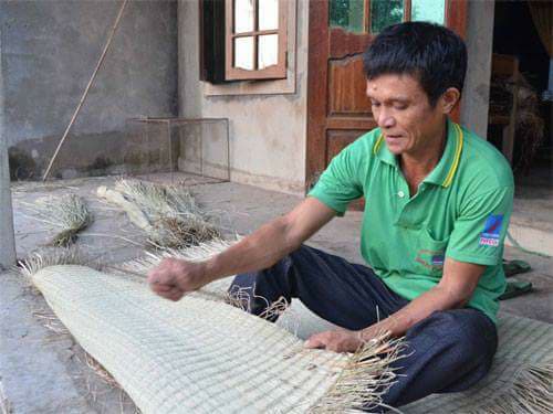 Người cao tuổi là lực lượng lao động chính của các làng nghề truyền thống ở Lệ Thủy.