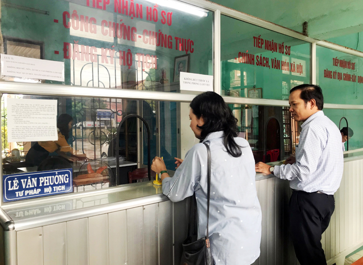 Người dân luôn hài lòng khi đến giao dịch tại bộ phận tiếp nhận và trả kết quả theo cơ chế một cửa của UBND thị trấn Kiến Giang.