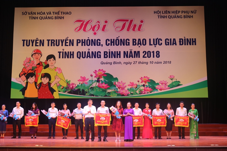 Đồng chí  Trần Vũ Khiêm, Giám đốc Sở Văn hóa và Thể thao Quảng Bình và bà Phạm Thị Hân, Chủ tịch Hội Liên hiệp Phụ nữ tỉnh tặng giải nhất cho đoàn Đồng Hới.