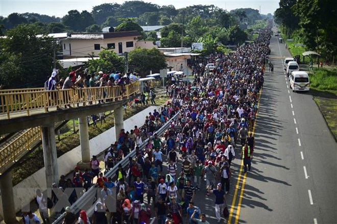 Người di cư Honduras trên tuyến đường nối Ciudad Hidalgo với Tapachula, bang Chiapas, Mexico, trong hành trình tới Mỹ ngày 21/10/2018. (Ảnh: AFP/ TTXVN)
