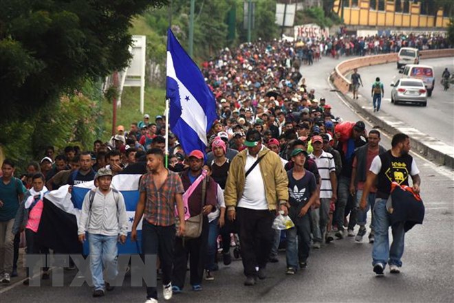Người di cư Honduras từ Chiquimula, Guatemala hướng tới Mỹ ngày 17/10/2018. (Ảnh: AFP/TTXVN)