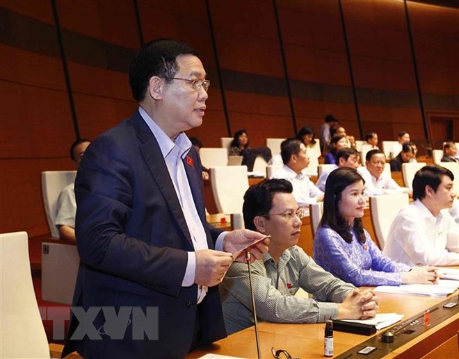 Phó Thủ tướng Vương Đình Huệ phát biểu làm rõ một số vấn đề đại biểu Quốc hội nêu. (Ảnh: Văn Điệp/TTXVN)