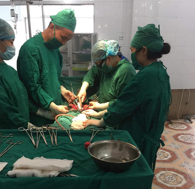 Các bác sĩ đang tiến hành phẫu thuật cắt bỏ khối u cho bệnh nhân