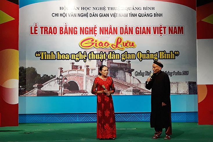 Nghệ nhân Trần Khánh Nguyên và Đinh Thị Phương Đống là những người giữ “lửa” dân ca Minh Hóa. 