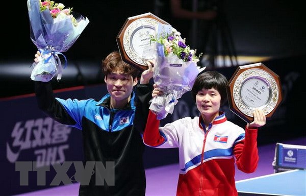 Cặp vận động viên bóng bàn Jang Woo-jin (phải) của Hàn Quốc và Cha Hyo-sim của Triều Tiên giành Huy chương Vàng giải bóng bàn quốc tế Hàn Quốc Mở rộng hồi tháng 7-2018. (Nguồn: Yonhap/TTXVN)
