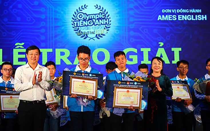 Bí thư thứ nhất Trung ương Đoàn Lê Quốc Phong và Thứ trưởng Bộ Giáo dục và Đào tạo Nguyễn Thị Nghĩa trao giải cho các thí sinh.