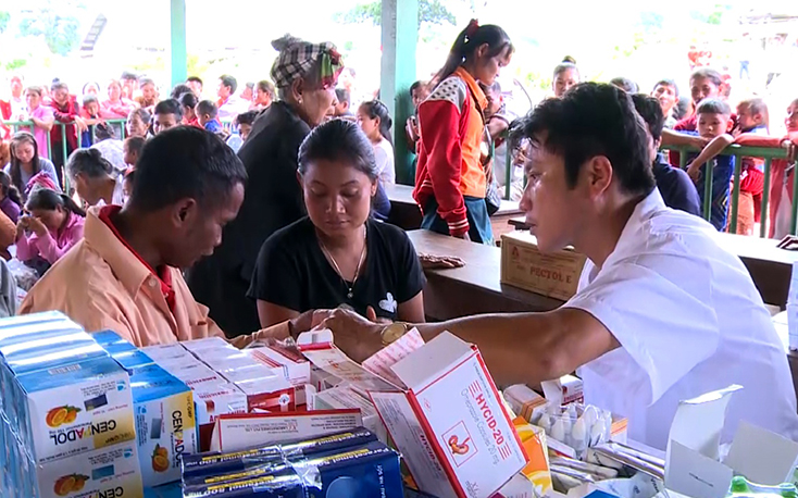 BĐBP Quảng Bình tổ chức khám bệnh, cấp phát thuốc miễn phí cho người dân Lào.