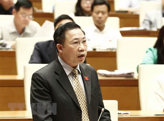 Đại biểu Quốc hội tỉnh Bến Tre Lưu Bình Nhưỡng chất vấn các thành viên Chính phủ. (Ảnh: Văn Điệp/TTXVN)