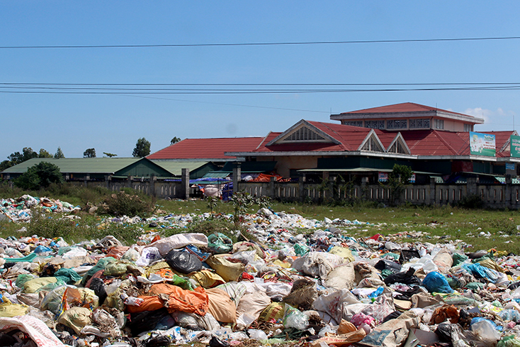 “Bãi rác” bên cạnh chợ Hoà Ninh.