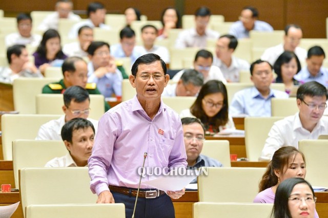 Đại biểu Nguyễn Ngọc Phương, Tỉnh ủy viên, Phó trưởng đoàn đại biểu Quốc hội tỉnh Quảng Bình phát biểu tại kỳ họp.