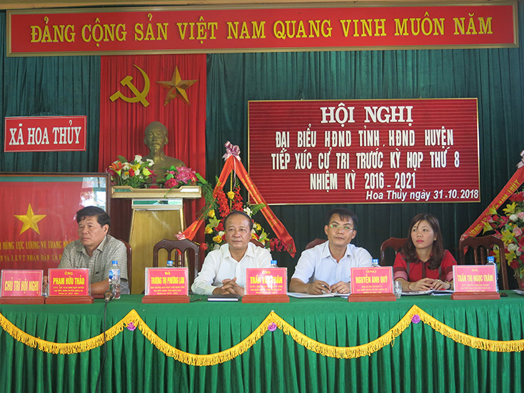 Đại biểu HĐND tỉnh đang tiếp xúc cử tri tại xã Hoa Thủy
