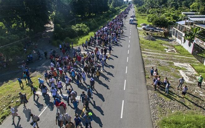 Người di cư Honduras tại khu vực bang Chiapas, Mexico trong hành trình tới Mỹ ngày 21-10-2018. (Ảnh: AFP/TTXVN)