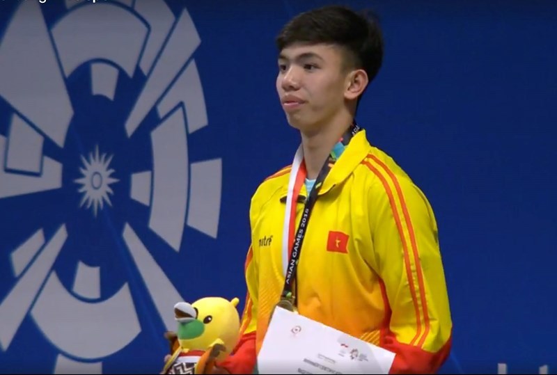 Khen thưởng VĐV Nguyễn Huy Hoàng với thành tích xuất sắc tại Olympic trẻ