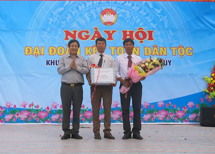 Lãnh đạo UBND tỉnh dự ngày hội "Đại đoàn kết toàn dân tộc" tại huyện Lệ Thủy