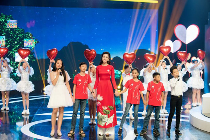 Hoa hậu Đỗ Mỹ Linh cùng các em nhỏ bệnh tim viết tiếp những giấc mơ…
