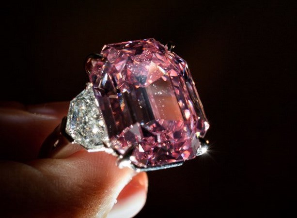 Viên kim cương hồng Pink Legacy được bán với giá kỷ lục