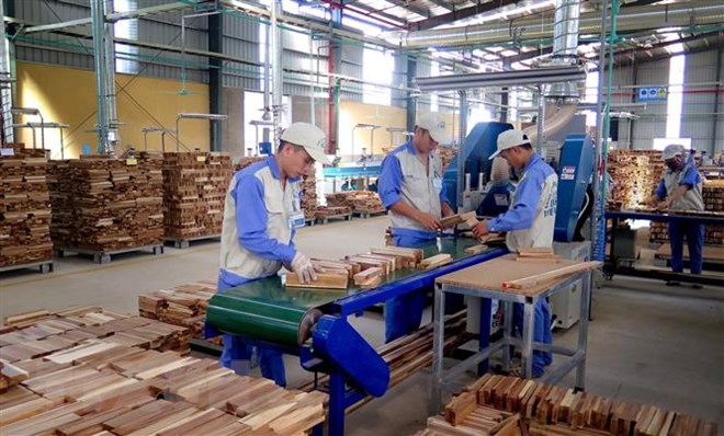 Quy định tạm ngừng kinh doanh tạm nhập, tái xuất gỗ từ Lào, Campuchia