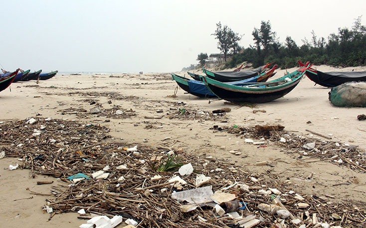 Làng biển và nỗi lo về rác