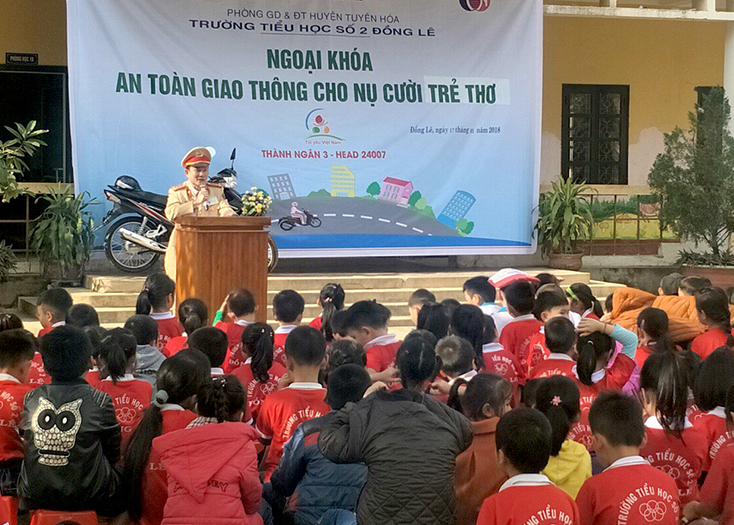 Cảnh sát giao thông (Công an huyện Tuyên Hóa) phối hợp tổ chức các buổi ngoại khóa tuyên truyền, giáo dục pháp luật về ATGT cho học sinh mang lại hiệu quả thiết thực.