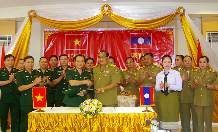 Lãnh đạo Bộ Chỉ huy BĐBP tỉnh Quảng Bình và Ty An ninh tỉnh Savannakhet (Lào) ký kết biên bản ghi nhớ lần thứ VI.