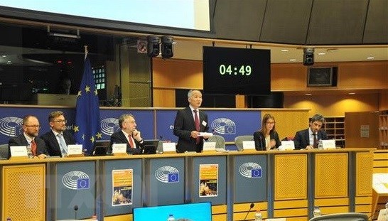 Trưởng đoàn đàm phán Việt Nam, Thứ trưởng Bộ Công thương Trần Quốc Khánh, phát biểu tại phiên điều trần tại Nghị viện châu Âu về Hiệp định FTA Việt Nam-EU. (Ảnh: Kim Chung/TTXVN)