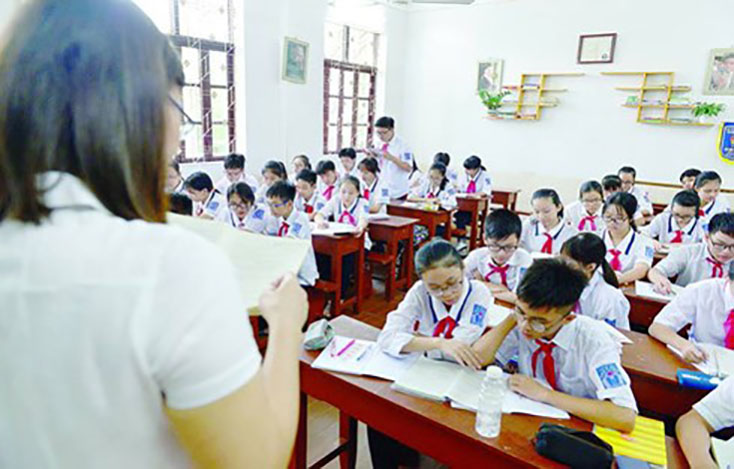 GS.TS. Phạm Tất Dong, Phó Chủ tịch kiêm Tổng thư ký Trung ương Hội Khuyến học Việt Nam cho rằng: Giải pháp tình thế này chỉ là để giáo viên khỏi thất nghiệp. (Ảnh:  minh họa)
