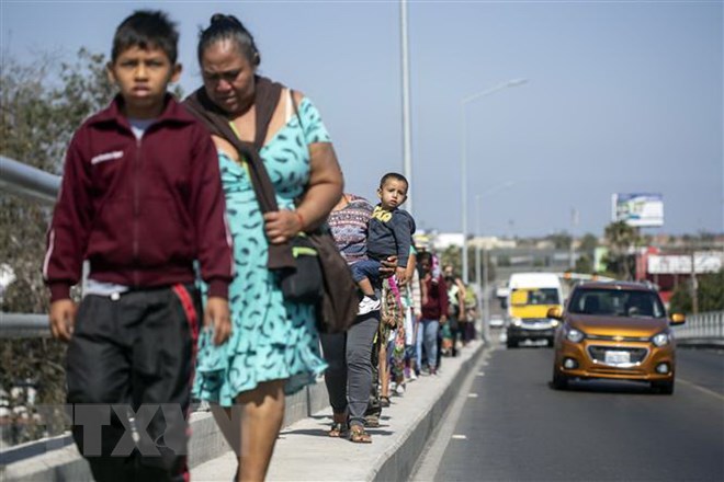 Người di cư tiến về khu vực biên giới Mexico-Mỹ tại bang Baja California (Mexico) ngày 28-4. (Nguồn: AFP/TTXVN)